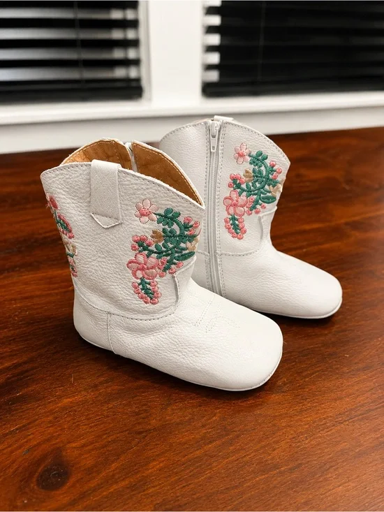 Nomandino Juliet Floral Embroidered White Boots Size 4 NIB