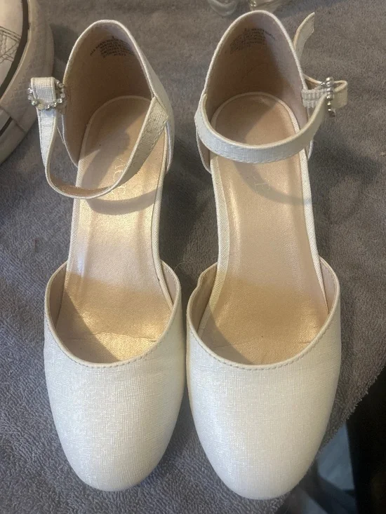 Little girl dress shoe from the children’s place