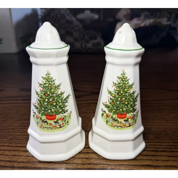 Vintage Pfaltzgraff Christmas Heritage Tree Holiday Salt‎ & Pepper Set