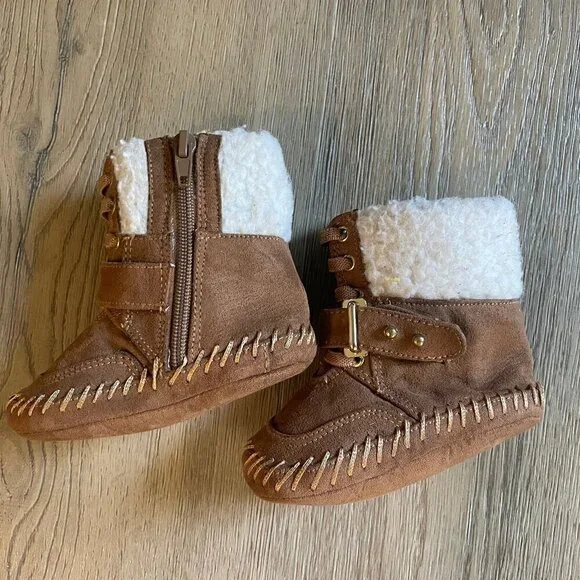 Stuart Weitzman Baby Moccasin Boots Infant Size 3 Buckle Sherpa!