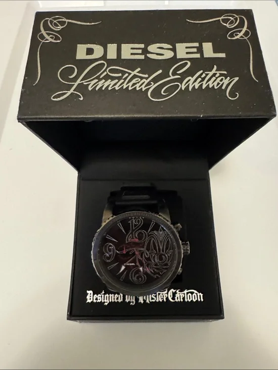 Mister Cartoon. Diesel Men's Black Watch with Subtle Red Dial Accents