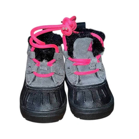 NWOT baby 2C Nike Woodside 2 High ACG chukka boots sneakers black and pink girls