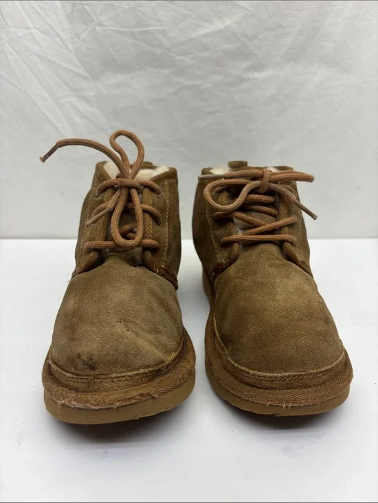 UGG Neumel boots for little boy size 1, box 71