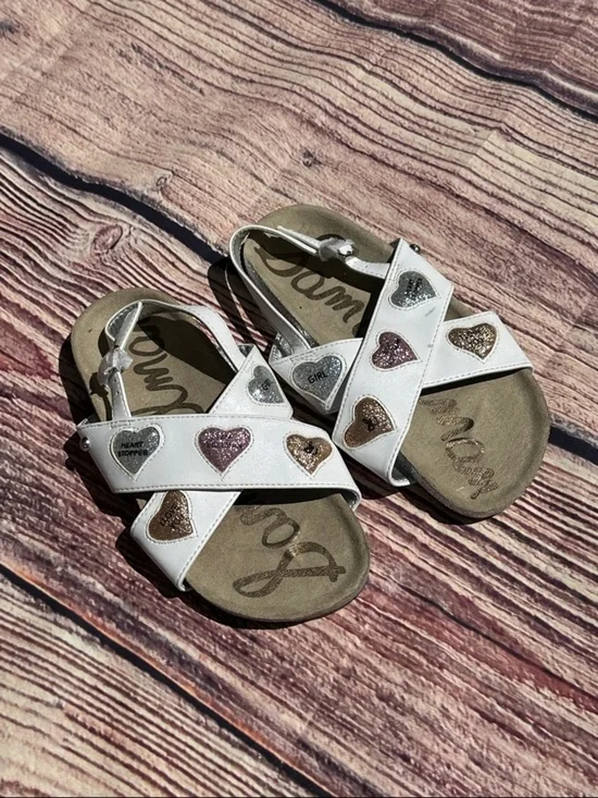 glam White Kids Sandals with Glitter Heart Accents