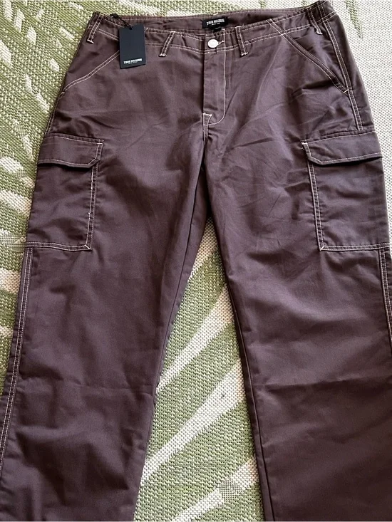 True Religion Men's Cargo Pants in Brown w/brand logo on back pockets NWT 36