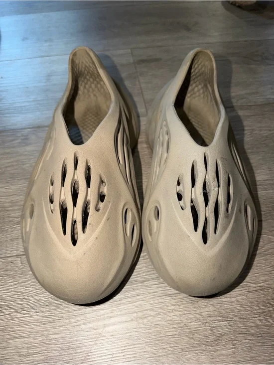 Adidas Yeezy foam runner size 6Y or 7.5W