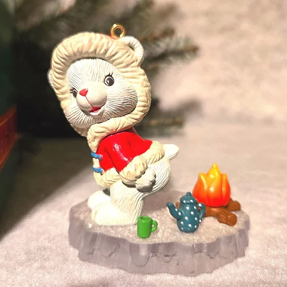 VTG 1993 Lustre Fame Winter Mouse on Ice Campfire Christmas Resin Ornament Boxed