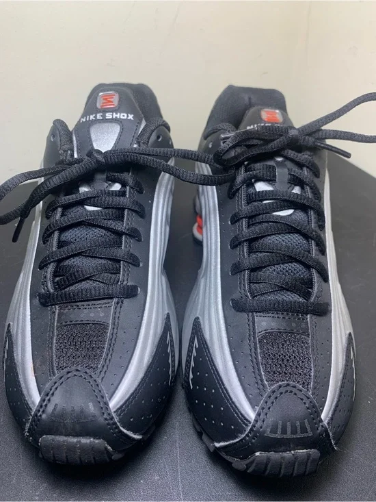 Youth Nike Shox Sneakers (Size 5Y US) Great Condition