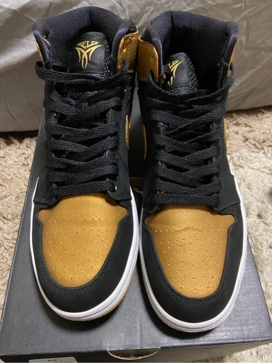 Jordan Men's Black and Gold High-Top Athletic Sneakers