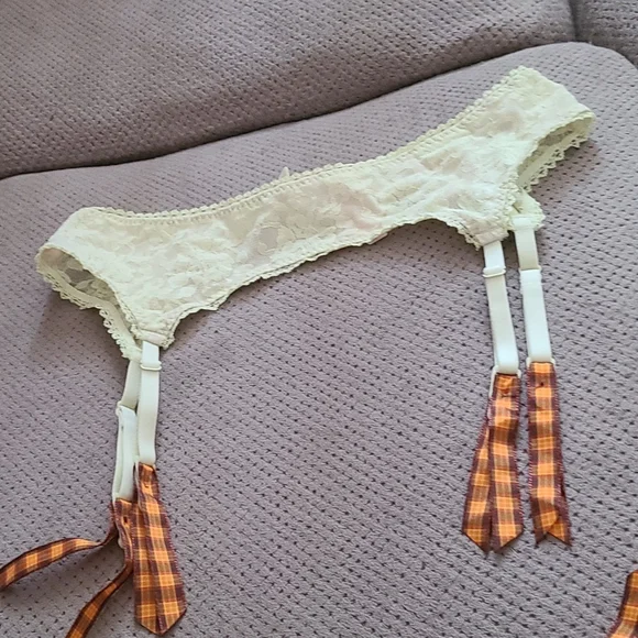 ❤️10/$10 New Victoria's secret garter belt slash through tag to prevent Return