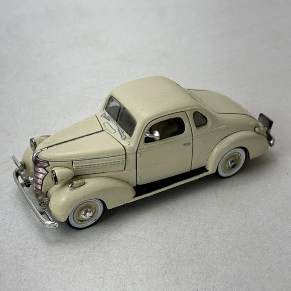 1938 Chevrolet Master Deluxe Business Coupe National Motor Museum 1:32 Cream