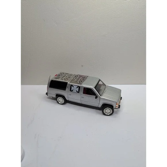 Funline 2004 Muscle Machines 1994 Suburban Traveling Wedding Chapel 1:64