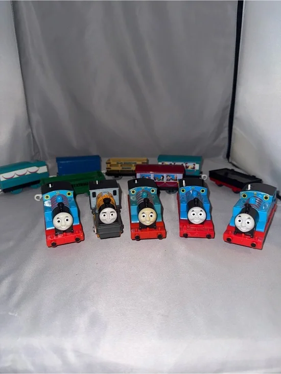 LOT OF 12 PIECES TOMY THOMAS & FRIENDS TRACKMASTER TRAINS from 2009