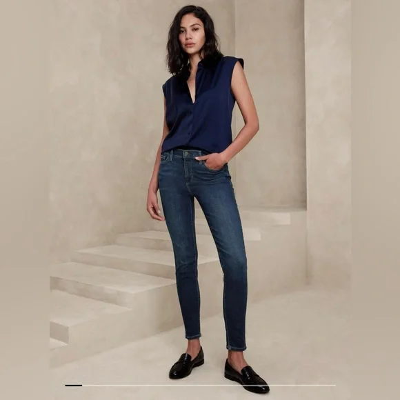 Banana Republic jeans women’s size 27 (size 4) Midrise Skinny Fit Blue Jeans💙💙