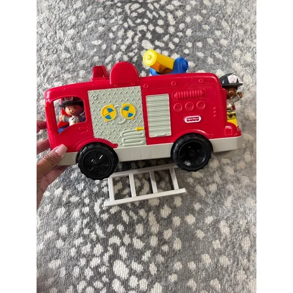 Fisher Price Little People Helping Others Fire Truck with 2 Figures Boy & Girl