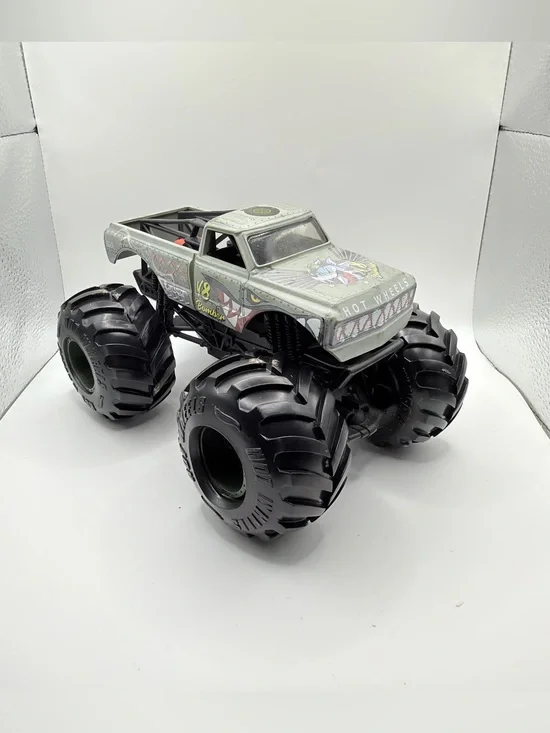 Hot Wheels ~ Monster Jam Truck ~ V8 BOMBER 1:24 scale