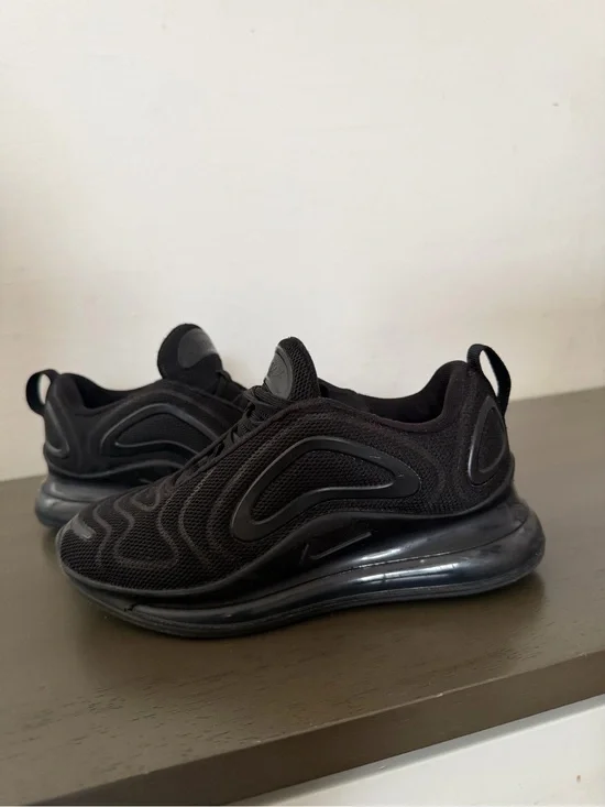 Black Nike Airmax 720 Size 2 Youth Unisex Boys Girls Athletic Sneakers Shoes