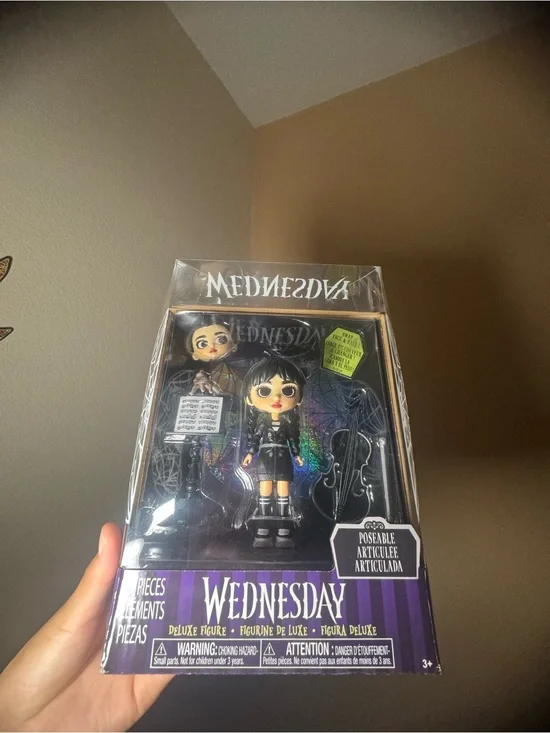 Wednesday Deluxe Poseable Figure – Black & Purple
