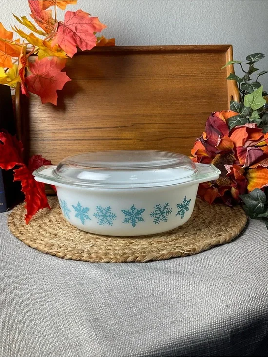 Vintage Pyrex Turquoise Snowflake 1.5 Qt Casserole Dish With Lid