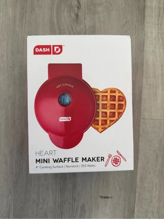 ❤️ Dash Heart Mini Waffle Maker in Red