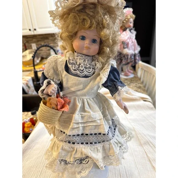 Vintage Porcelain Collector musical wind Doll 16 Inch Blonde Blue‎ Eyes Lace