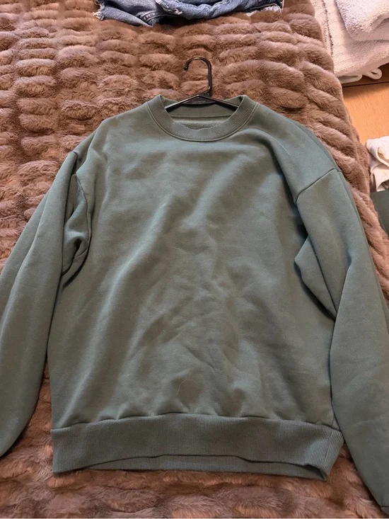 Alo Accolade Crewneck in clover green