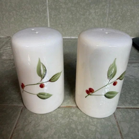 Target Home 2004 White Ceramic Salt and Pepper Shakers Green Leaves‎ Red Berries