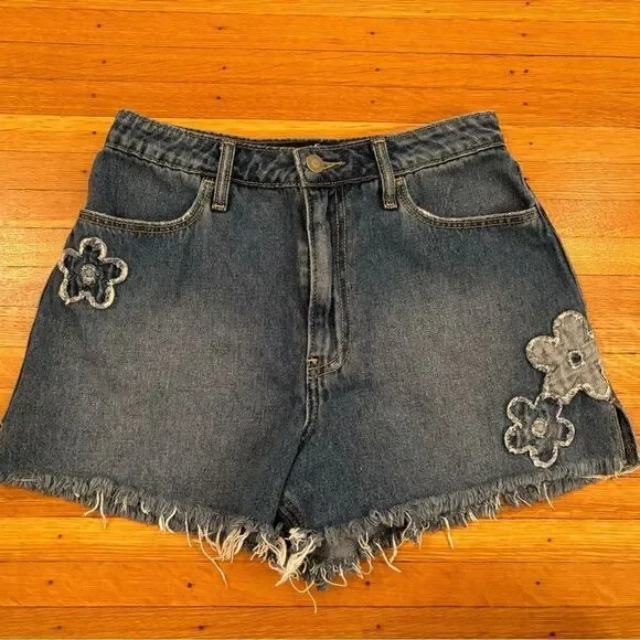 Hollister Ultra Highrise Relaxed Mom Short 3” denim shorts with flower details