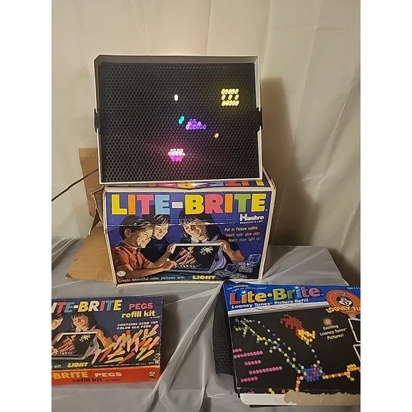Vintage 1967 Lite Brite with Looney Tunes‎ refill pages extra pegs