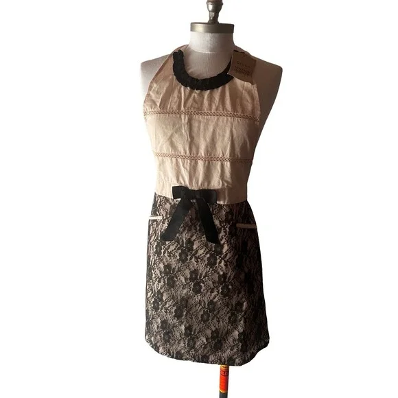 Sur la table Apron‎ NWT Pink With Black Lace Detail and Pockets.