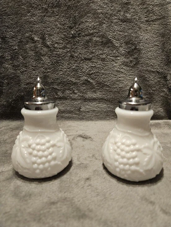 Vintage grape ans vinegar salt & pepper shakers