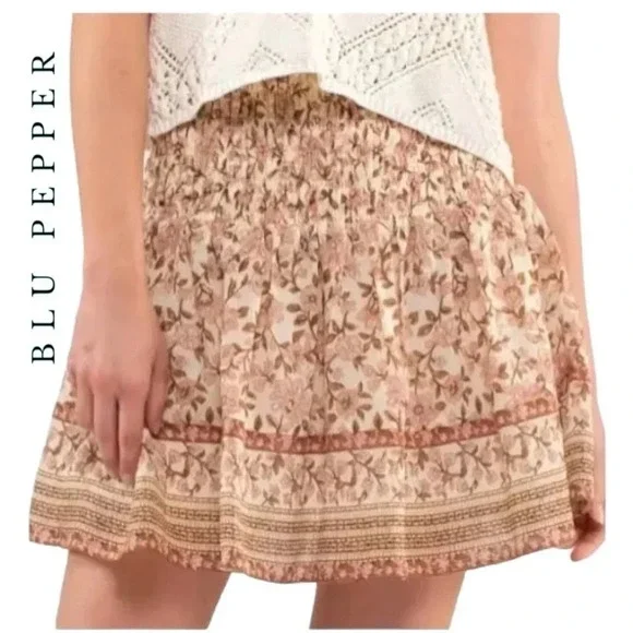 1696. BLU PEPPER SMOCKED AND FLARE SKIRT SIZE SMALL FLORAL PATTERN MINI LENGTH‎