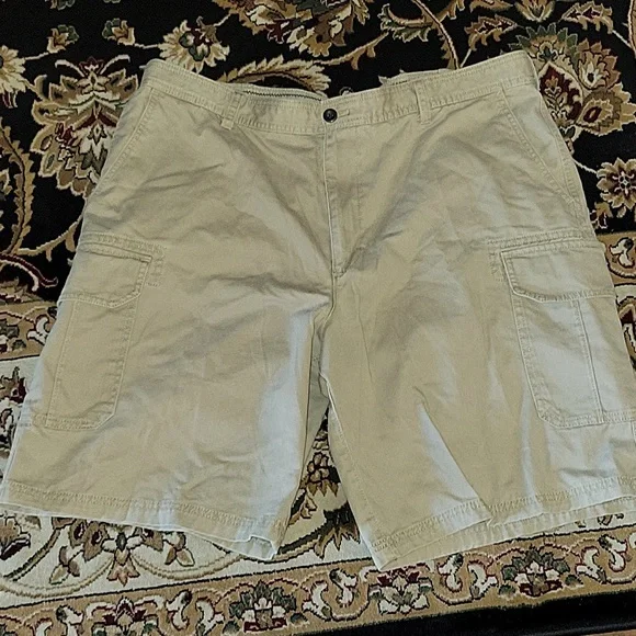 Izod light tan Khaki cargo shorts 6 pockets 100% cotton classic style sz 40 EUC…