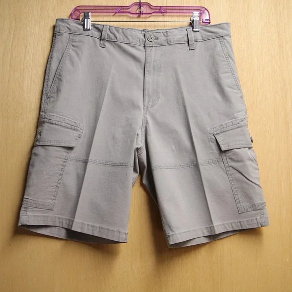 IZOD Saltwater Stretch Mens Gray Cargo Shorts Size 34 Waist 10.5 Inseam