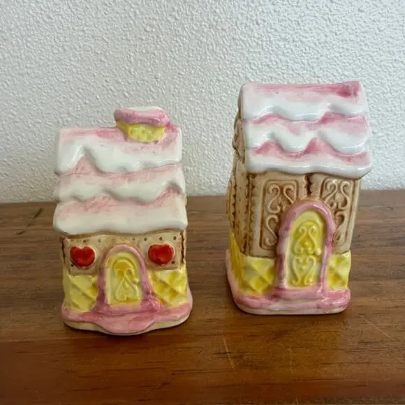 Otagiri Gingerbread House Salt & Pepper shakers Hand painted by Matt Hromialik