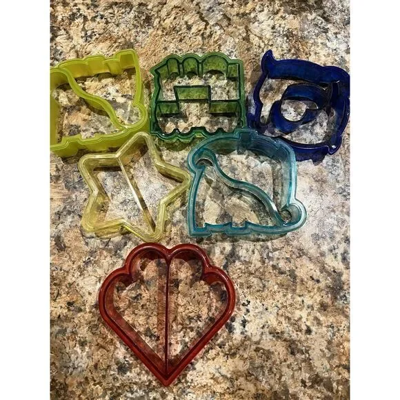 Lot of 6 sandwich cutters dinosaur,‎ star, train, Heart, and dolphin