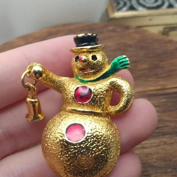 Well made vintage snowman brooch Scarlett buttons Christmas seasonal B219‎