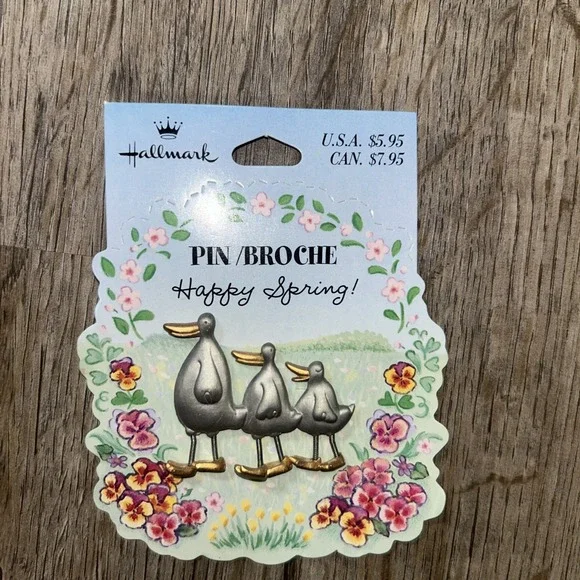 NWT Hallmark Pin/Broche ‎ Happy Spring Ducks with Springy Feet
