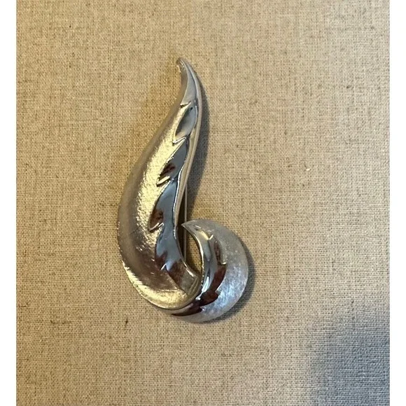 Vintage Crown Trifari Silver‎ Tone Swirl Leaf Brooch Pin Brushed Polished 2.75