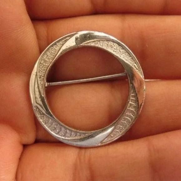 Vintage Elegant Silver Plated Wreath Pin‎ / Brooch