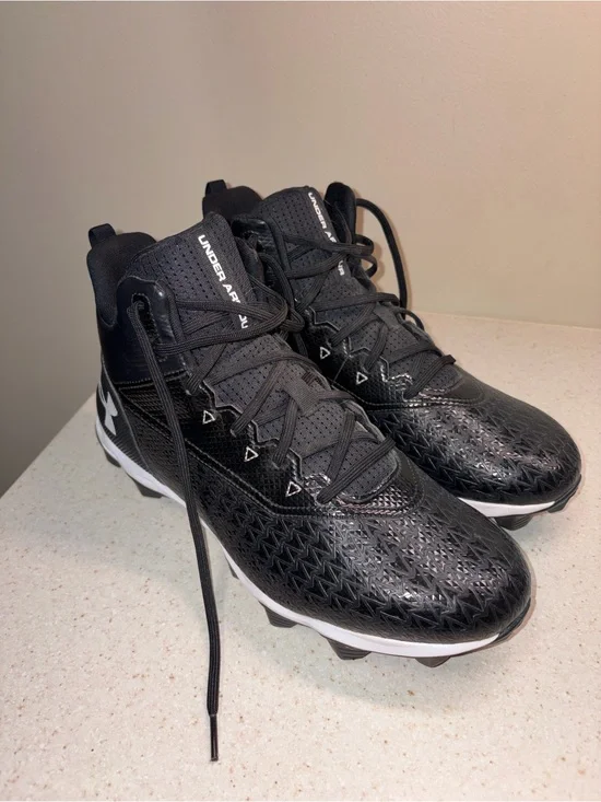 Under Armour Men’s Black Athletic Football Cleats, new