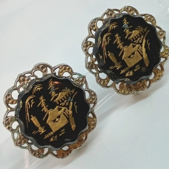 * Vintage Glass Reverse Intaglio Asian Scene Clip On Earrings