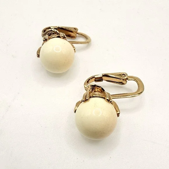 Vintage Signed Ciner Gold Tone Off White Bead Clip On Classic Earrings
