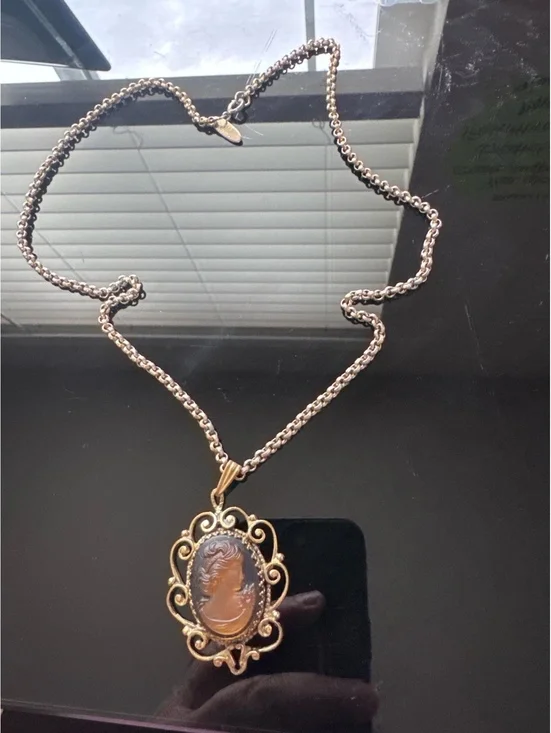 Vintage Whiting & Davis Reverse Carved Glass Cameo Necklace Gold Tone 20”