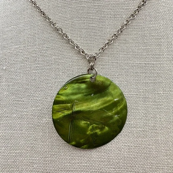 Vintage 90s Green Round Shell Pendant Necklace Silver Tone Women's Jewelry