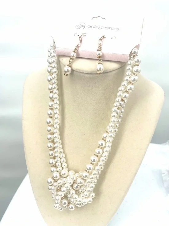 Daisy Fuentes NWT pearl knot necklace earring set