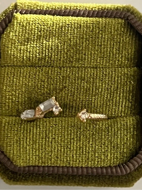 Classic Design Gold Band w/ Cubic Zirconia Diamond Clusters Adjustable 6-9