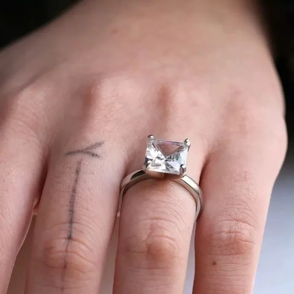 NEW!! 💎 Women’s Luxury Cubic Zirconia Ring