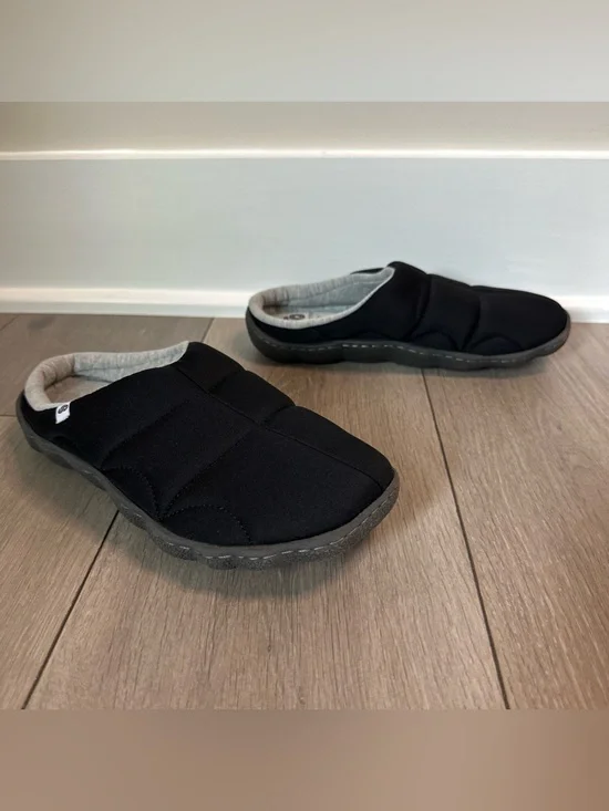 Clarks Cloudsteppers Women Size 7 Black Quilted Cushion Soft Scuffs Slippers