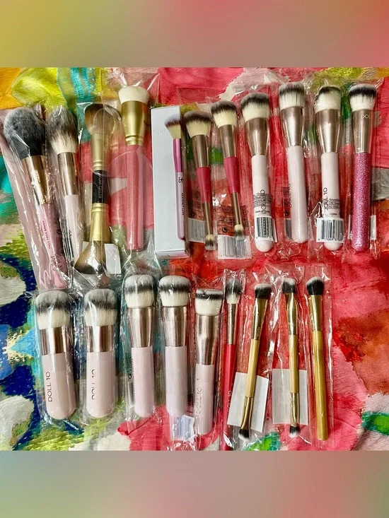 Bundle of 20 Doll 10, Mally, IT Cosmetics, Laura Gellar, & Tarte Makeup Brushes